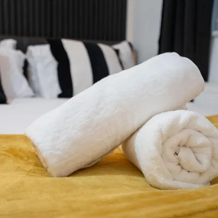 Coop Arena & Etihad - Free Parking - Pool Table