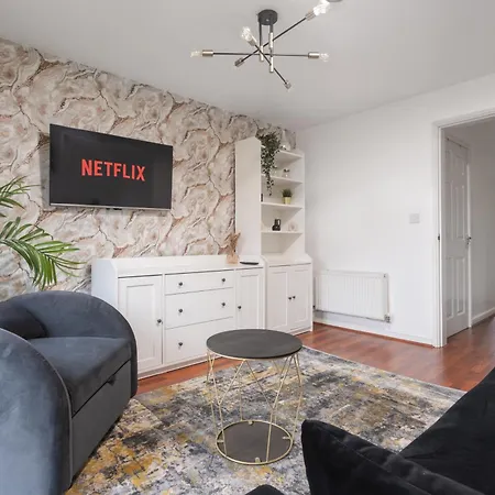 Дом отдыха Coop Arena & Etihad - Free Parking - Pool Table