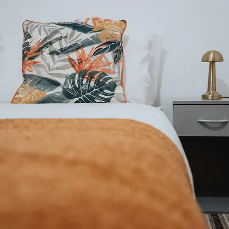 Coop Arena & Etihad - Free Parking - Pool Table *