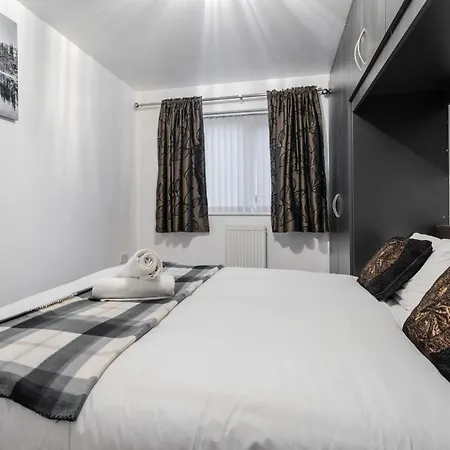 Coop Arena & Etihad - Free Parking - Pool Table *