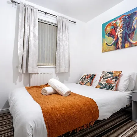 Coop Arena & Etihad - Free Parking - Pool Table *