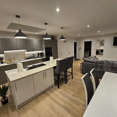 Luxury Penthouse Near Airport And Trafford Centre