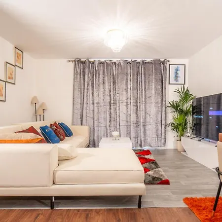 Mega1 Luxury Spacious 1bedroom Apartment, Апартаменты