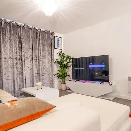 Apartman Mega1 Luxury Spacious 1bedroom Apartment,