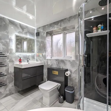 Charming 3 Bedroom With Garden And Parking *
