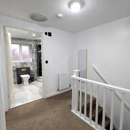 Charming 3 Bedroom With Garden And Parking * Manchester