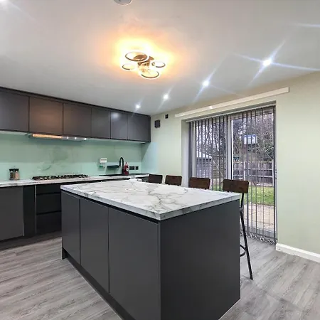 Charming 3 Bedroom With Garden And Parking *
