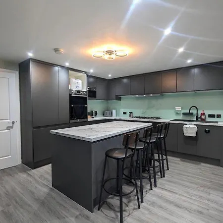 Charming 3 Bedroom With Garden And Parking * Manchester