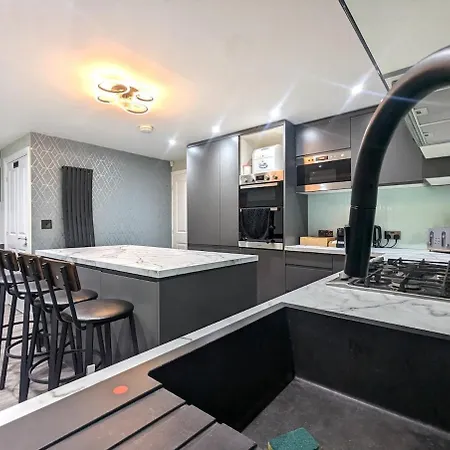 Charming 3 Bedroom With Garden And Parking * Manchester
