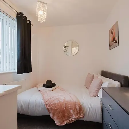 Spacious 3-bed In Didsbury Апартаменты