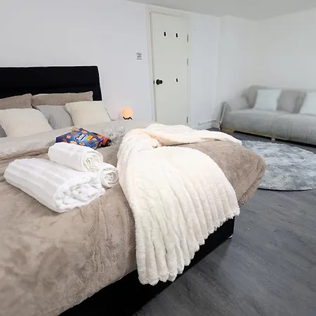 Apartment Chic In Sleeps 5
