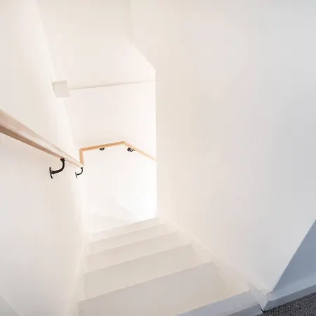 Stylish & Contemporary 2 Bed Flat In