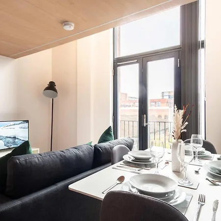 Stylish & Contemporary 2 Bed Flat In *