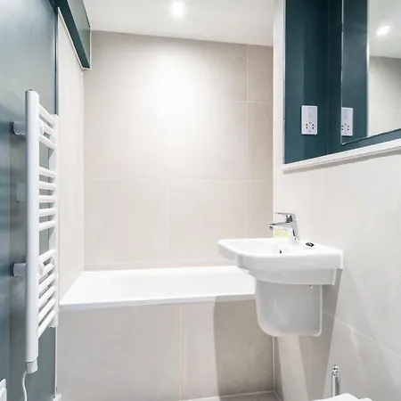 Bright & Contemporary 2 Bed Flat In Manchester דירה