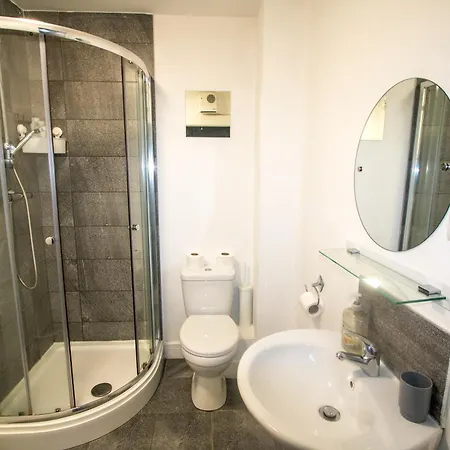 Ideal For Groups - Lovely 2 Bedroom - Free Parking, Transit Links, Close To Stadiums Appartement