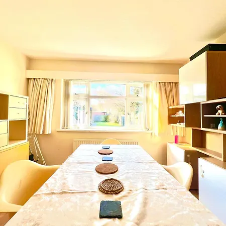 Dom wakacyjny Spacious 3-bed Family Retreat With Cosy Living And Garden! Free Parking *