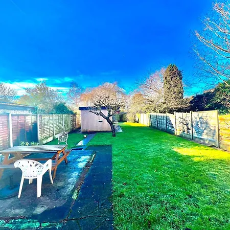 Ferienhaus Spacious 3-bed Family Retreat With Cosy Living And Garden! Free Parking *