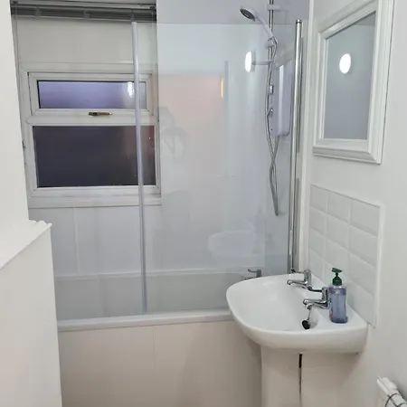 Cosy 2-bed House In *