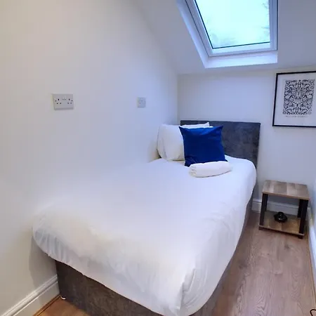 6 Bed Sleeps 18 Free Parking *