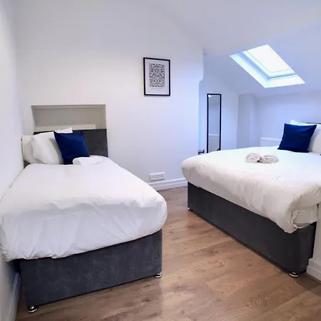 6 Bed Sleeps 18 Free Parking *