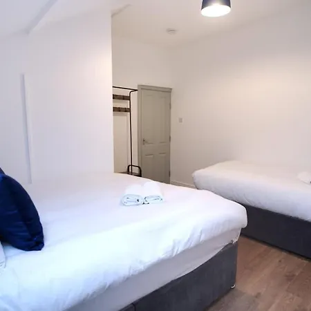 6 Bed Sleeps 18 Free Parking Μάντσεστερ