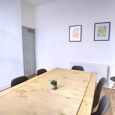 Holiday home 6 Bed Sleeps 18 Free Parking