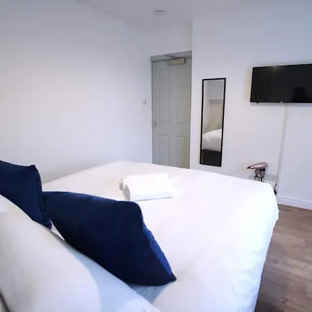 6 Bed Sleeps 18 Free Parking Holiday home Manchester