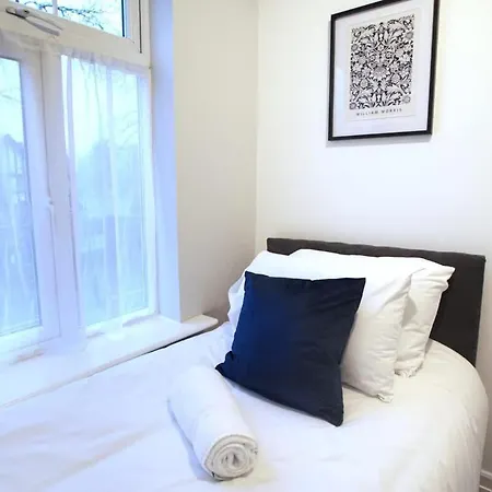 6 Bed Sleeps 18 Free Parking *