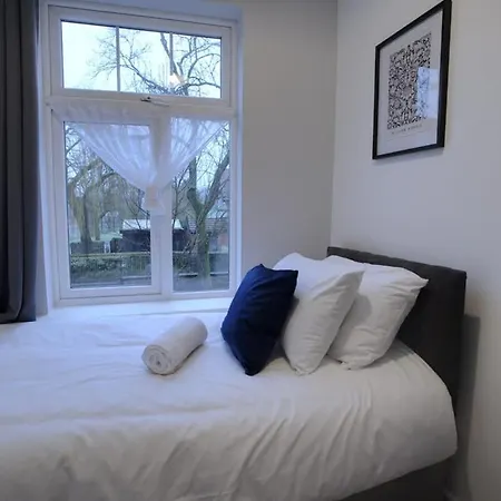 6 Bed Sleeps 18 Free Parking Manchester