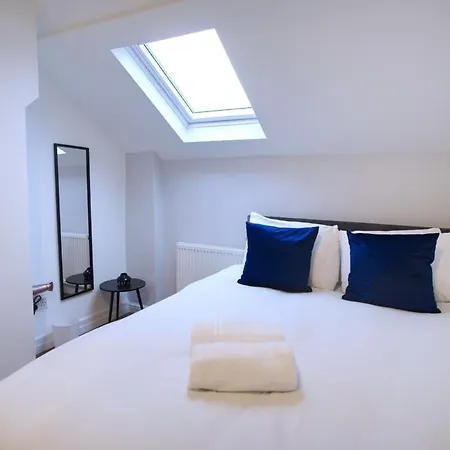 6 Bed Sleeps 18 Free Parking *