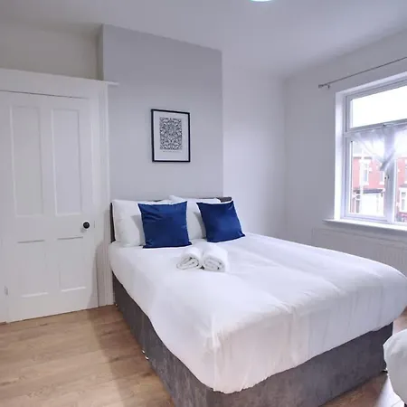 6 Bed Sleeps 18 Free Parking Holiday home Manchester