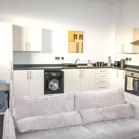 Spacious 2br Flat Stadium Links