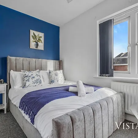 4 Bed House By Vista Short Lets & Serviced With Pool Table, Free Parking & Near Manchester