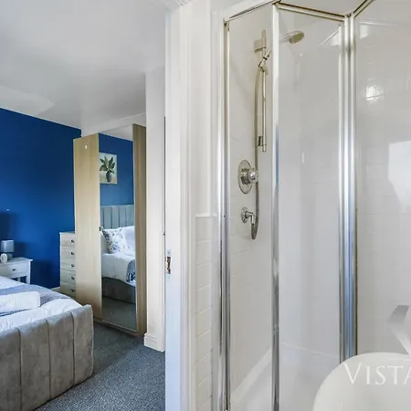 4 Bed House By Vista Short Lets & Serviced With Pool Table, Free Parking & Near * Manchester