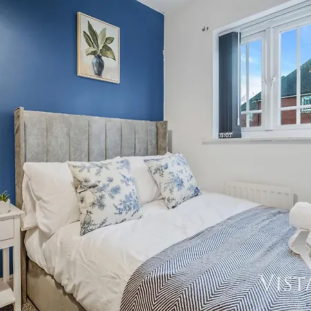 4 Bed House By Vista Short Lets & Serviced With Pool Table, Free Parking & Near *