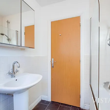 Modern 4 Bed Near Centre With Pool Table And Free Parking By Vista Short Lets * Manchester