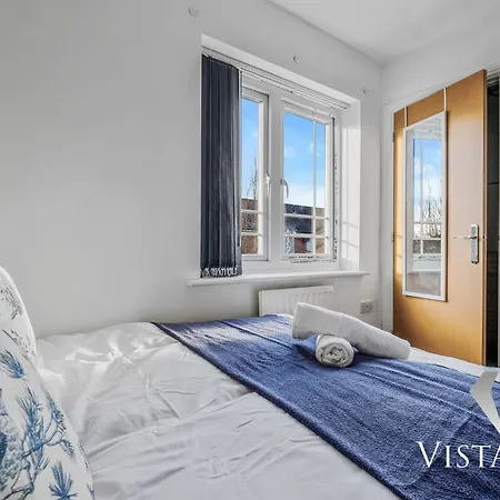 4 Bed House By Vista Short Lets & Serviced With Pool Table, Free Parking & Near 別荘 *