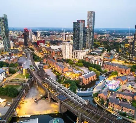 Apartment Quay House - Salford - 2bdr Sleeps 7, Spacious & Quiet - Free Parking - Close To Centre, United & The Lowry *