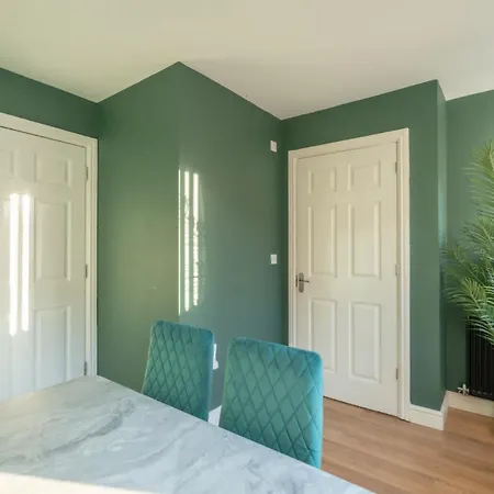 5 Bed House- 5mins To Centre - Sleeps 8 Apartment