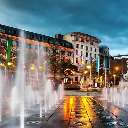 Quay House - Salford - 2bdr Sleeps 7, Spacious & Quiet - Free Parking - Close To Centre, United & The Lowry Apartment *