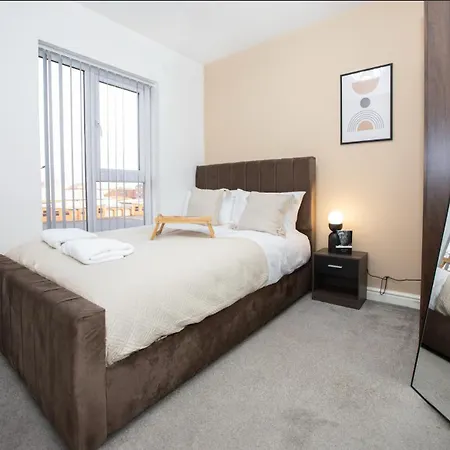 Apartment 5 Bed House- 5mins To City Centre - Sleeps 8