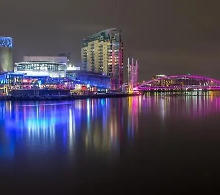 Quay House - Salford - 2bdr Sleeps 7, Spacious & Quiet - Free Parking - Close To Centre, United & The Lowry