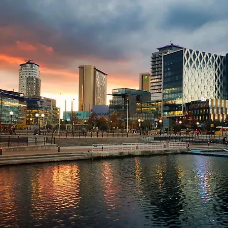Apartment Quay House - Salford - 2bdr Sleeps 7, Spacious & Quiet - Free Parking - Close To Centre, United & The Lowry