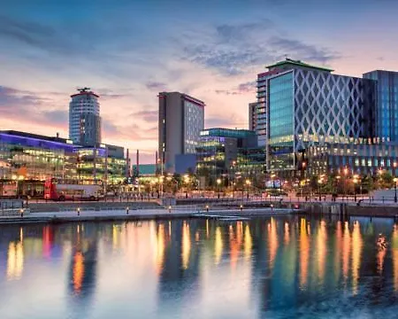 Quay House - Salford - 2bdr Sleeps 7, Spacious & Quiet - Free Parking - Close To Centre, United & The Lowry Apartment *