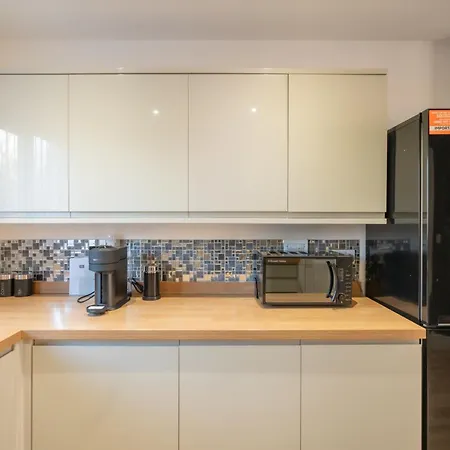 5 Bed House- 5mins To Centre - Sleeps 8 *