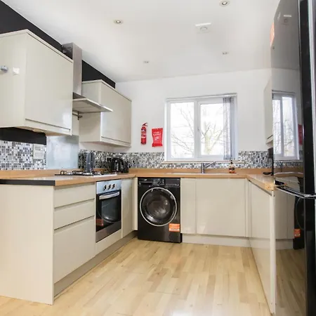Apartment 5 Bed House- 5mins To City Centre - Sleeps 8 *