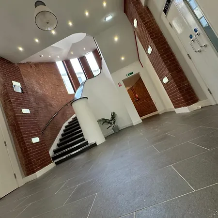 Quay House - Salford - 2bdr Sleeps 7, Spacious & Quiet - Free Parking - Close To Centre, United & The Lowry