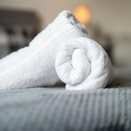 Quay House - Salford - 2bdr Sleeps 7, Spacious & Quiet - Free Parking - Close To Centre, United & The Lowry * Manchester