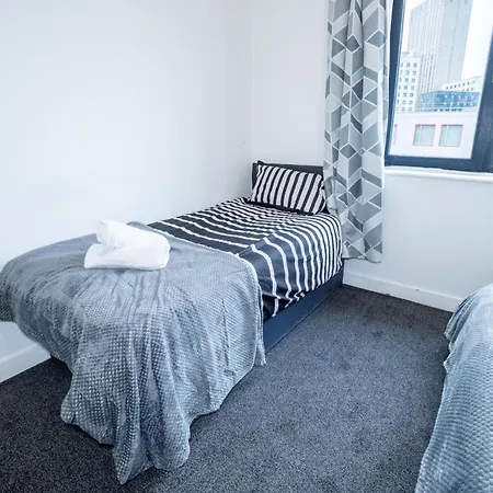 Quay House - Salford - 2bdr Sleeps 7, Spacious & Quiet - Free Parking - Close To Centre, United & The Lowry Apartment *