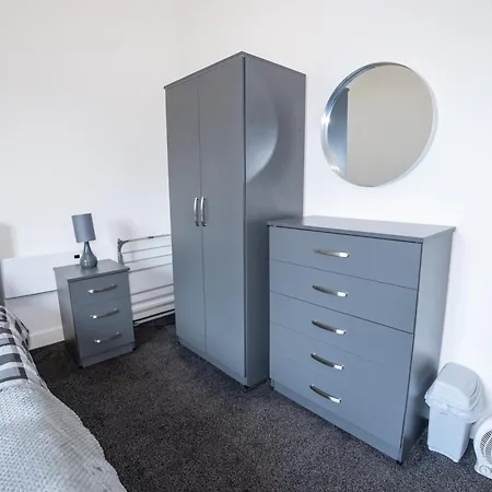 Quay House - Salford - 2bdr Sleeps 7, Spacious & Quiet - Free Parking - Close To Centre, United & The Lowry